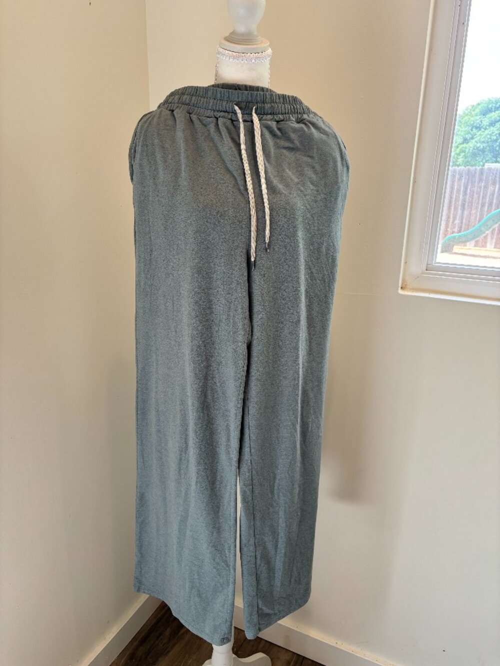 Vuori Halo Essential Wide Leg Pants in Seafoam Size L